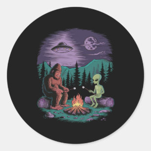 Sticker Rond Drôle d'alien et Bigfoot randonnée lune Sasquatch 