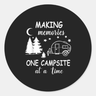 Sticker Rond Drôle de camping qui fait des souvenirs un camping