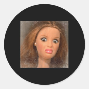 Sticker Rond Drôle dégoûtant poupée visage mème _1