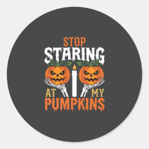 Sticker Rond Drôle d'Halloween Arrête de Regarder Mes Citrouill