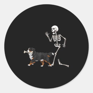 Sticker Rond Drôle Halloween Bernese Mountain Dog Et Skeleton