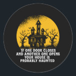 Sticker Rond Drôle Halloween Haunted House Citation Inspiration<br><div class="desc">Une Porte Se Ferme. Un Autre S'Ouvre. Amusant et effrayant design de maison hantée pour votre Happy Halloween fête. Des produits cool et fantastiques pour ceux qui aiment regarder des films d'horreur et aller à Trick ou Treat on Halloween nuit. Cela va bien avec votre décoration Halloween éffrayante et effrayante...</div>