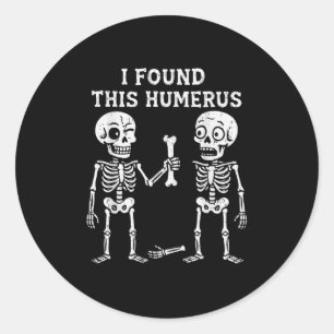 Sticker Rond Drôle Halloween Squelette J'Ai Trouvé Humerus Humo