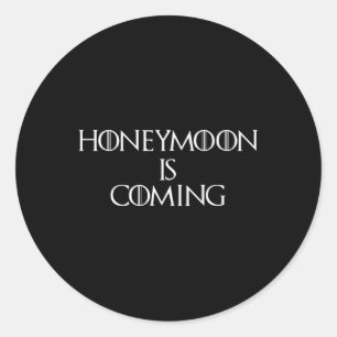 Sticker Rond Drôle Lune De Miel Est À Venir Mariée Groom Hommes