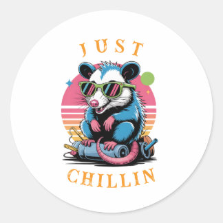 Sticker Rond Drôle Rétro "Juste Chillin" Opossum