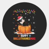 Sticker Rond Drôle Tuxedo Chat sur Citrouille Hallothanksmas Ha (Devant)