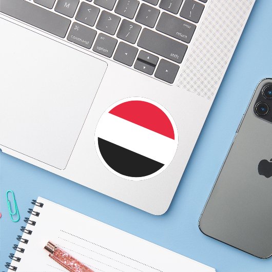 Sticker rond du drapeau du Yémen (Ordinateur portable avec iPhone)