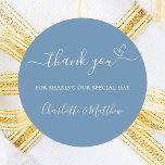 Sticker Rond Dusty bleu merci coeur mariage<br><div class="desc">Un arrière - plan bleu poussiéreux. Avec le texte : Merci de partager notre journée spéciale,  avec un petit coeur. Personnalisez et ajoutez vos noms.</div>