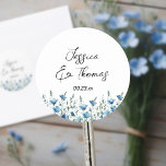 Sticker Rond Dusty Blue Boho Fleurs sauvages Couple's Names Mar<br><div class="desc">Ces stickers de mariage chic boho,  simples mais beaux,  portent le nom du couple et la date mariage avec une bordure de lin bleu poussiéreux ou de fleurs sauvages périwinkle. Les noms sont imprimés dans des lettres élégantes et modernes. Parfait comme scellés d'enveloppe ou étiquettes de faveur.</div>