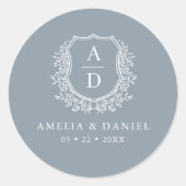 Sticker Rond Dusty Blue Crest Moderne Monogramme Mariage (Devant)