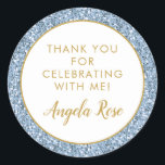 Sticker Rond Dusty Blue Gold Parties scintillant Merci Fête Fav<br><div class="desc">Dusty Blue Muted Periwinkle Parties scintillant avec or merci texte et nom faveur étiquette, parfait pour un baby shower moderne, bat mitzvah, fête d'anniversaire, Quinceanera, ou douche nuptiale. Parties scintillant est une image imprimée - aucune parties scintillant réelle n'est utilisée et donc pas de désordre ! Visitez la boutique Paper...</div>
