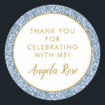 Sticker Rond Dusty Blue Gold Parties scintillant Merci Fête Fav<br><div class="desc">Dusty Blue Muted Periwinkle Parties scintillant avec or merci texte et nom faveur étiquette, parfait pour un baby shower moderne, bat mitzvah, fête d'anniversaire, Quinceanera, ou douche nuptiale. Parties scintillant est une image imprimée - aucune parties scintillant réelle n'est utilisée et donc pas de désordre ! Visitez la boutique Paper...</div>