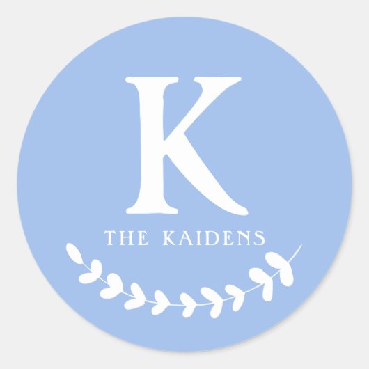 Sticker Rond Dusty Blue Monogram Initial & Famille Nom (Devant)