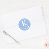 Sticker Rond Dusty Blue Monogram Initial & Famille Nom (Enveloppe)