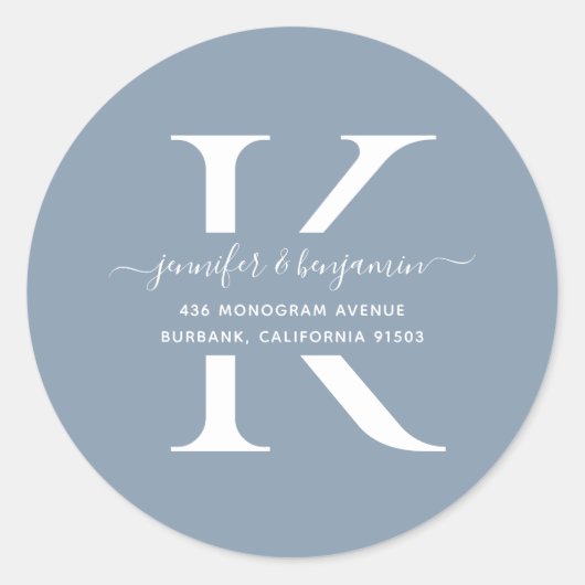 Sticker Rond Dusty Blue Script Monogramme Adresse de retour (Devant)