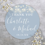 Sticker Rond Dusty Blue String éclaire mariage Favor Merci<br><div class="desc">Dusty bleu mariage faveur merci classique collant rond avec de jolies lumières à cordes et des noms de style signature. Personnalisez avec vos détails de remerciement spéciaux dans la typographie blanche moderne. Conçu par Thisisnotme©</div>