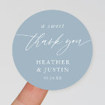 Sticker Rond Dusty Blue Un Merci sucré Favoriser le mariage<br><div class="desc">Dusty Blue Un Merci doux Mariage Favor Stickers</div>