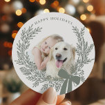 Sticker Rond Dusty Green Christmas Wreath Photo<br><div class="desc">sticker photo de vacances avec une simple couronne de Noël. Pour une personnalisation plus avancée de cette conception,  cliquez sur le BOUTON DESIGN TOOL ci-dessus !</div>