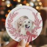 Sticker Rond Dusty Red Christmas Wreath Photo<br><div class="desc">sticker photo de vacances avec une simple couronne de Noël. Pour une personnalisation plus avancée de cette conception,  cliquez sur le BOUTON DESIGN TOOL ci-dessus !</div>