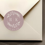 Sticker Rond Dusty Rose Botanique Mariage de couronne Monogramm<br><div class="desc">Autocollants monogrammes de mariage botanique sur mesure avec élégante couronne beige blanc avec initiales du couple et date mariage sur arrière - plan rose mauve. Parfait pour le mariage,  sauvez les dates,  enveloppes,  emballages de mariage et plus encore.</div>