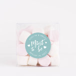 Sticker Rond Dusty Turquoise | Monnaie à être personnalisée mar<br><div class="desc">Les stickers de faveur de mariage Punny sont "menthe to be" en texte blanc en lettres accentuées de coeurs,  sur un arrière - plan d'aqua turquoise poussiéreux. Personnalisez avec vos noms et votre date de mariage.</div>