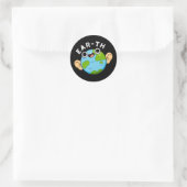 Sticker Rond Ear-th Funny Earth Pun Dark BG (Sac)