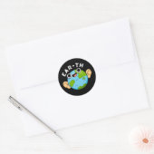 Sticker Rond Ear-th Funny Earth Pun Dark BG (Enveloppe)