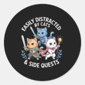 Sticker Rond Easily Distracted By Cats &amp; Side Quests Funny  (Devant)
