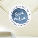 Sticker Rond Eau du lac | Personnalisé | Enregistrer la date<br><div class="desc">Faites une impression unique avec cet autocollant de type Save the Date. Il présente un tache coloré bleu de style aquarelle vers le centre. En dehors de cette tache bleue est un endroit pour vos détails uniques. Tous les éléments de cet élément sont déverrouillés et personnalisables, alors amusez-vous à le...</div>