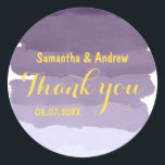 Sticker Rond Eau lavande violette couleur Merci rayé noir<br><div class="desc">Envoyez votre Merci mariage avec ce thème mariage de lavande violette moderne,  artistique et coloré avec des touches de brosse à l'ombre. Parfait pour les mariages du printemps et de l'été. Customiser avec les noms du marié et de la mariée et la date du mariage</div>