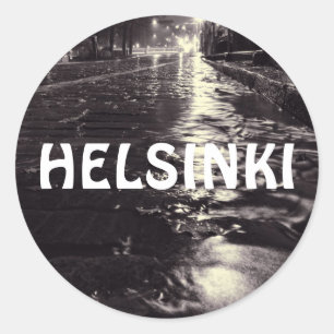 Sticker Rond Eaux pluvieuses coulant dans les rues d'Helsinki