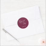 Sticker Rond Écriture manuscrite Burgundy moderne Mariage éléga<br><div class="desc">Élégant autocollant de mariage avec un design simple et classique avec vos noms dans un script moderne et votre date de mariage dans une police serif traditionnelle.</div>
