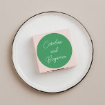 Sticker Rond Écriture manuscrite moderne Script Mariage Nom ver<br><div class="desc">Écriture manuscrite moderne stylé Mariage Noms Sticker rond classique dans Kelly Green</div>