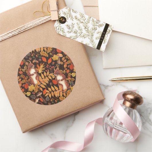 Sticker Rond Écureuils automnaux et flore sur brun foncé (Cadeaux)