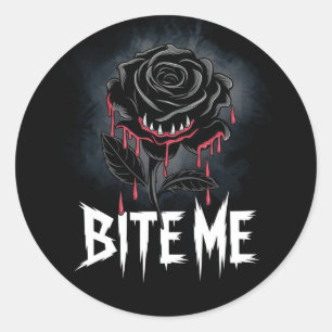 Sticker Rond Edgy 'Bite Me' Design Rose gothique