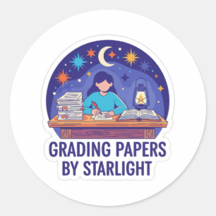 Sticker Rond Éducateur Corrigeant des Copies à la Lumière des É