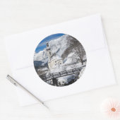 Sticker Rond Eglise dans la neige avec les Alpes (Enveloppe)