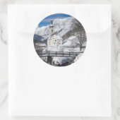 Sticker Rond Eglise dans la neige avec les Alpes (Sac)