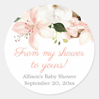 Sticker Rond Élégant baby shower de lys à fleurs blanches roses