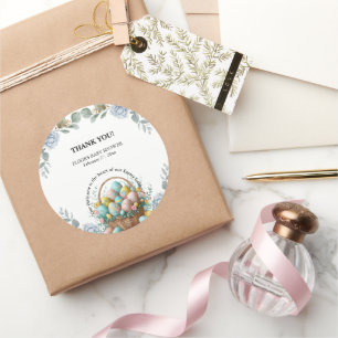 Sticker Rond Élégant Baby shower de panier d'oeufs de Pâques bl