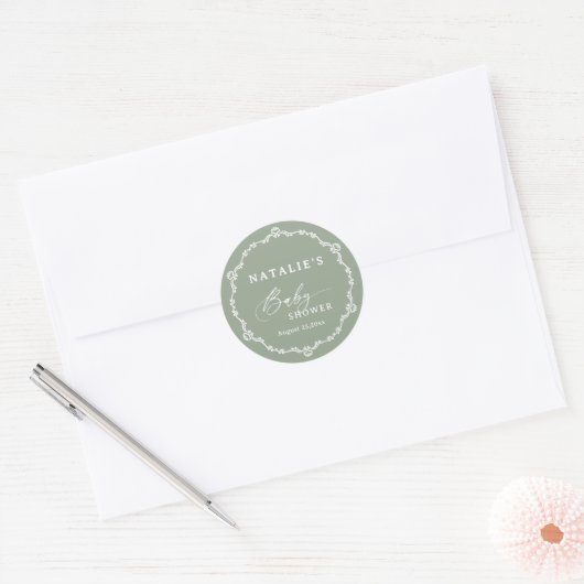 Sticker Rond Élégant Baby shower vert Sage Script (Enveloppe)