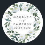 Sticker Rond Elégant Dusty Blue Floral Rustic Garden Mariage<br><div class="desc">Les motifs présentent des éléments floraux d'aquarelle élégants dans des tons bleu poussiéreux,  acier,  brume et plus sur une couronne de verdure peinte. Affichez la collection sur cette page pour rechercher les éléments correspondants dans cette conception.</div>