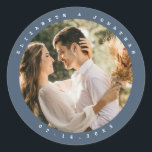 Sticker Rond Elégant Dusty Blue Grey Couple photo mariage Favor<br><div class="desc">Elégant Dusty Blue Grey Couple Photo Wedding Favor Classic Round Sticker</div>