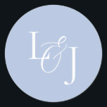 Sticker Rond Élégant et élégant Dusty Blue Monogram Mariage<br><div class="desc">Autocollant monogramme polyvalent et chic. Cet autocollant mariage simple,  frais et propre présente un ensemble de polices contemporaines avec des initiales personnalisables contre un arrière - plan bleu poussiéreux chic.</div>