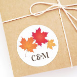 Sticker Rond Élégant Feuilles d'automne Mariage Monogramme<br><div class="desc">Les autocollants de faveur de mariage à thème automne présentent des feuilles d'érable au-dessus du monogramme personnalisable des initiales de la mariée et du marié. Les riches couleurs de l'automne sont l'orange,  le rouge,  le cuivre,  l'or et le chocolat. Ivoire / arrière - plan ecru.</div>