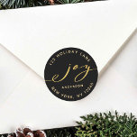 Sticker Rond Elegant Joy Black & Gold Christmas Adresse de reto<br><div class="desc">Cet autocollant élégant présente un élégant script de joie doré avec le nom de famille et l'adresse de retour sur un arrière - plan noir (couleur arrière - plan changeable). Pour une personnalisation plus avancée de cette conception,  cliquez sur le lien "customiser plus loin".</div>