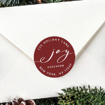 Sticker Rond Elegant Joy Red & White Christmas Retour Adresse<br><div class="desc">Cet autocollant élégant comporte un élégant script de joie avec le nom de famille et l'adresse de retour sur un arrière - plan rouge (couleur arrière - plan changeable). Pour une personnalisation plus avancée de cette conception,  cliquez sur le lien "customiser plus loin".</div>