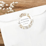Sticker Rond Elégant mariage blanc de la terre fleurie Favorise<br><div class="desc">Cette jolie conception autocollante de faveur dispose de belles fleurs de couleur neutres avec vos noms et date mariage. Ce design intemporel est un excellent choix pour de nombreux styles d'événements, du classique au boho. Les étiquettes customisés font un merveilleux ajout à votre réception de mariage ou à votre décoration...</div>