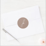Sticker Rond Élégant Mariage de Monogramme Neutre Terre<br><div class="desc">Autocollants de mariage élégants avec un design classique avec votre monogramme dans une police de script.</div>
