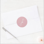 Sticker Rond Élégant Mariage de monogramme rose<br><div class="desc">Autocollants de mariage élégants avec un design classique avec votre monogramme dans une police de script.</div>